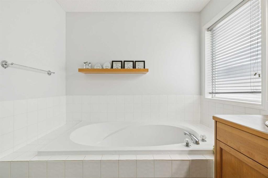 126 Somerglen Way Sw, Calgary, AB - Indoor Photo Showing Bathroom