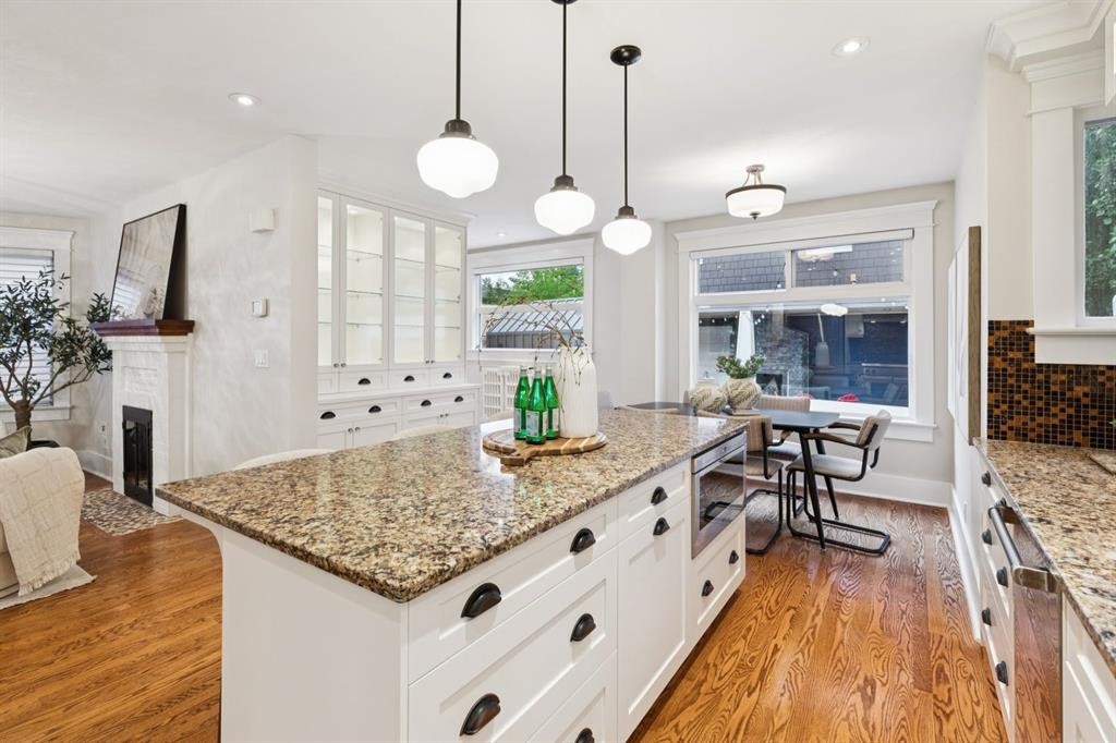 3607 7 Street Sw, Calgary, AB - Indoor Photo Showing Kitchen With Upgraded Kitchen