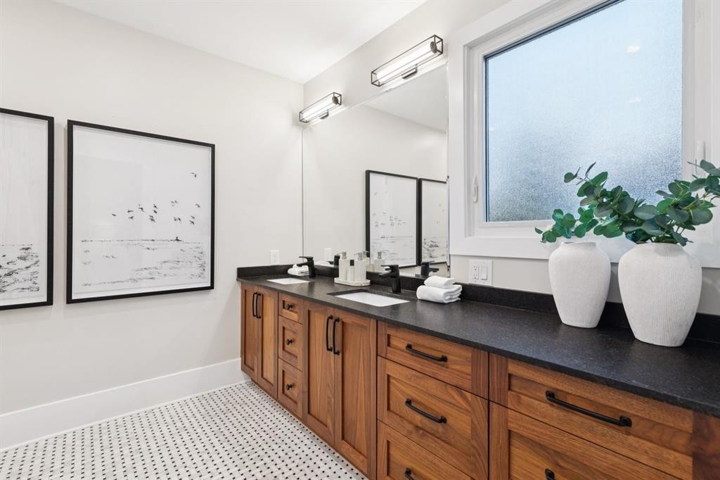 3607 7 Street Sw, Calgary, AB - Indoor Photo Showing Bathroom