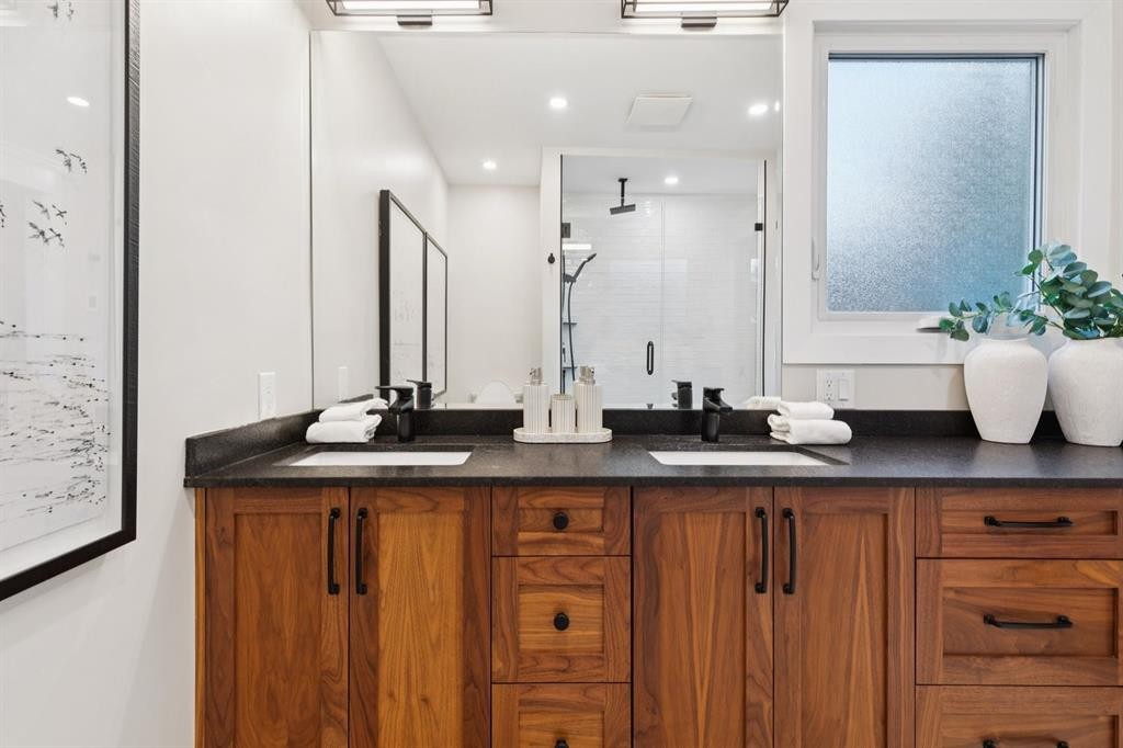 3607 7 Street Sw, Calgary, AB - Indoor Photo Showing Bathroom