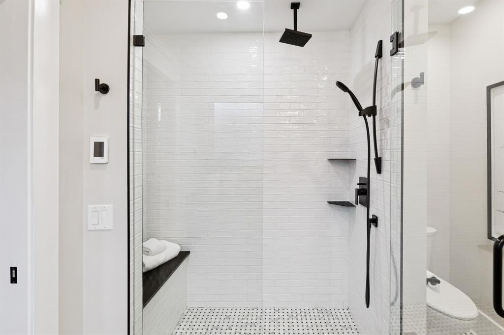 3607 7 Street Sw, Calgary, AB - Indoor Photo Showing Bathroom