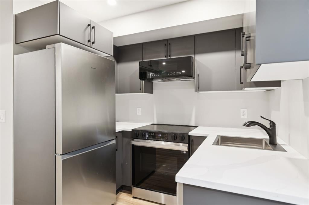 3607 7 Street Sw, Calgary, AB - Indoor Photo Showing Kitchen