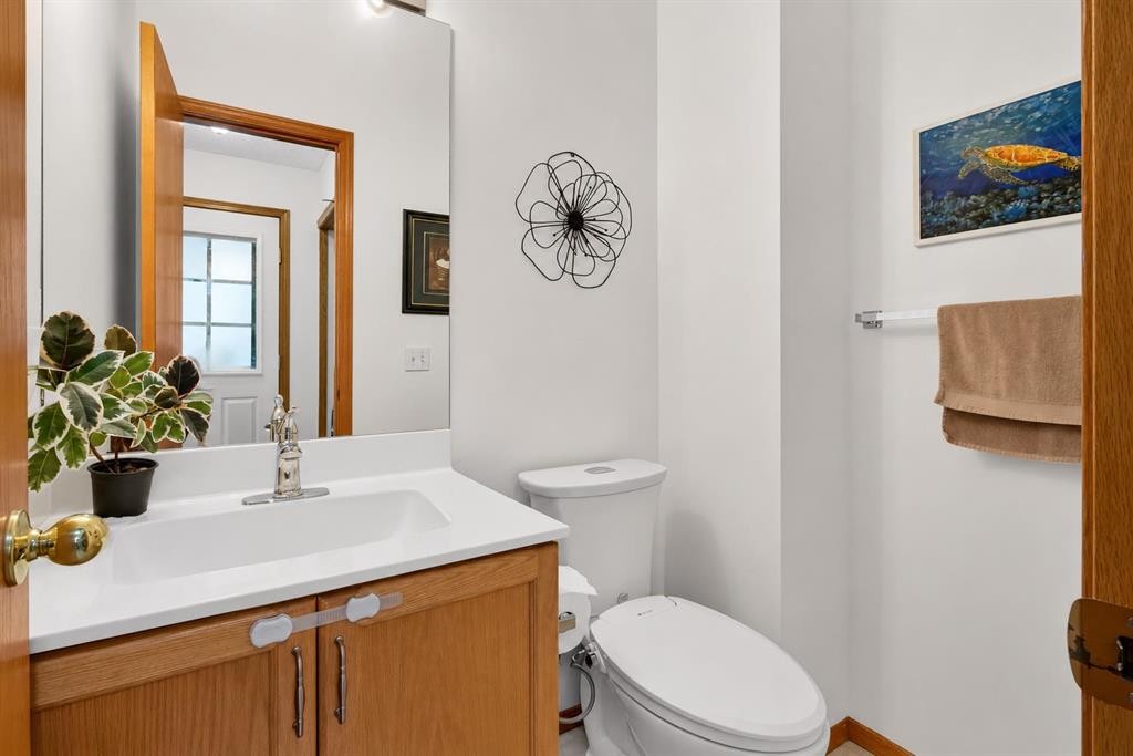 592 Regal Park Ne, Calgary, AB - Indoor Photo Showing Bathroom