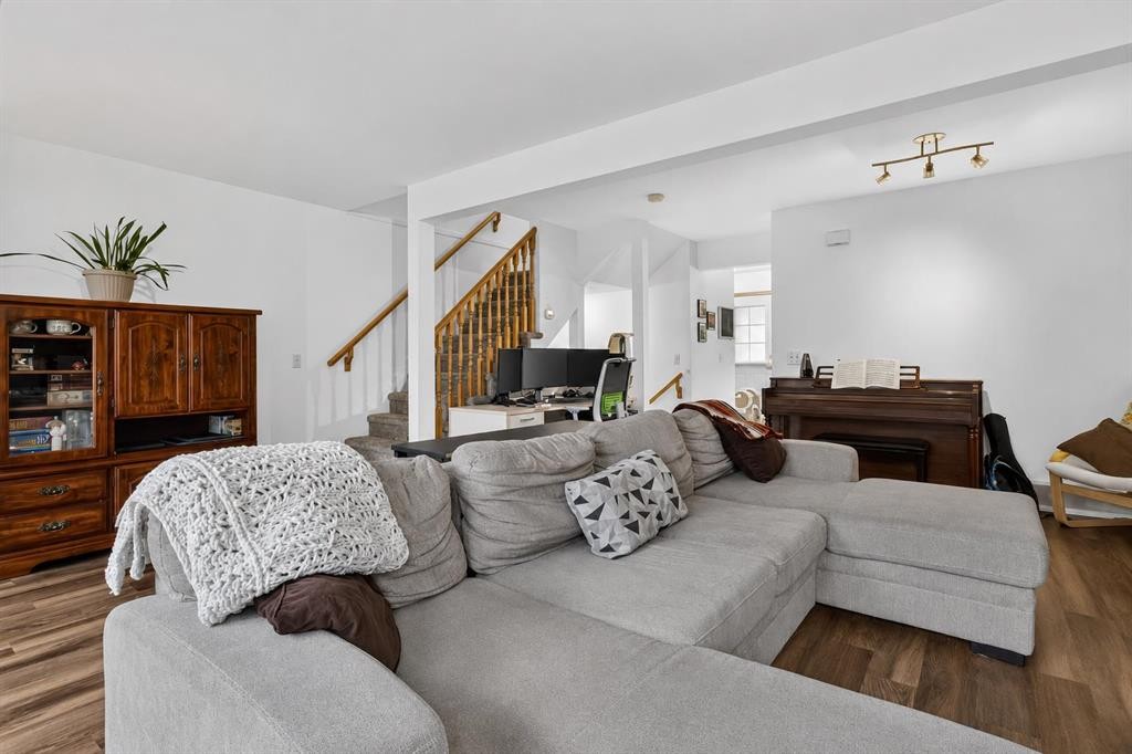 592 Regal Park Ne, Calgary, AB - Indoor Photo Showing Living Room