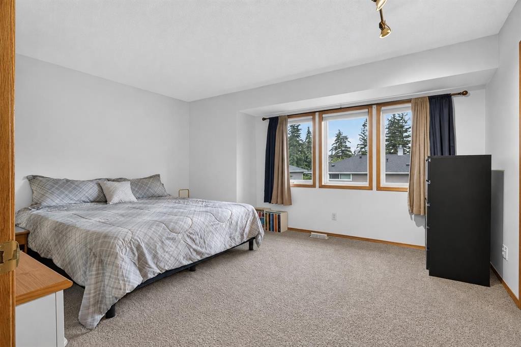 592 Regal Park Ne, Calgary, AB - Indoor Photo Showing Bedroom