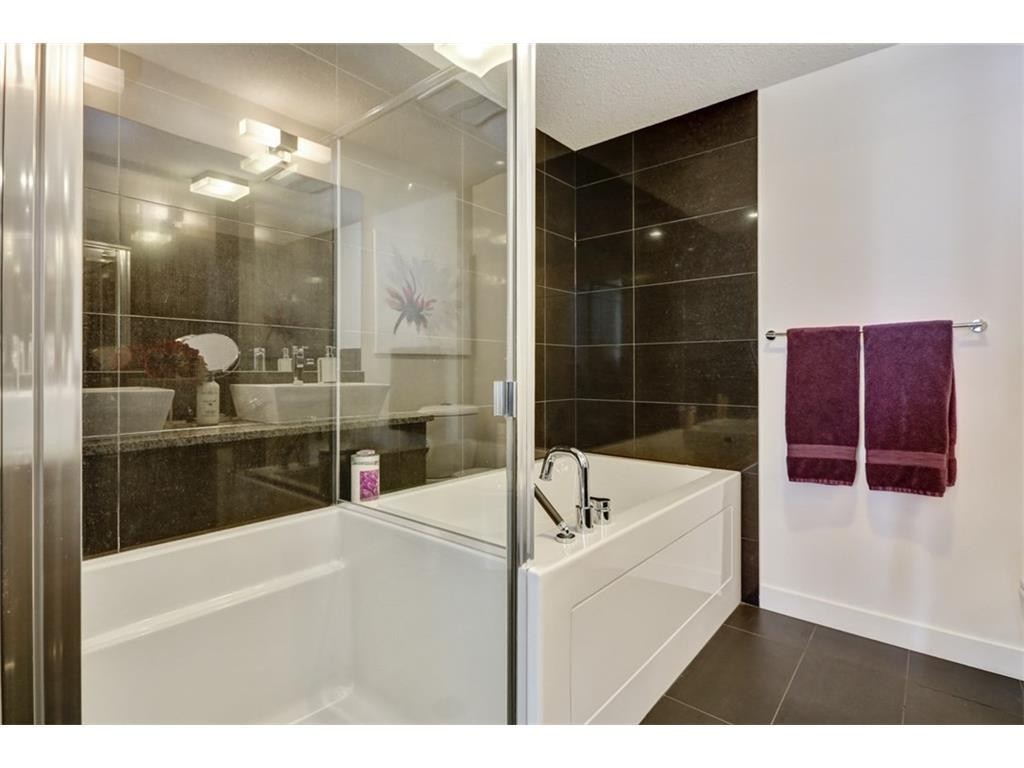 313-25 Aspenmont Heights Sw, Calgary, AB - Indoor Photo Showing Bathroom