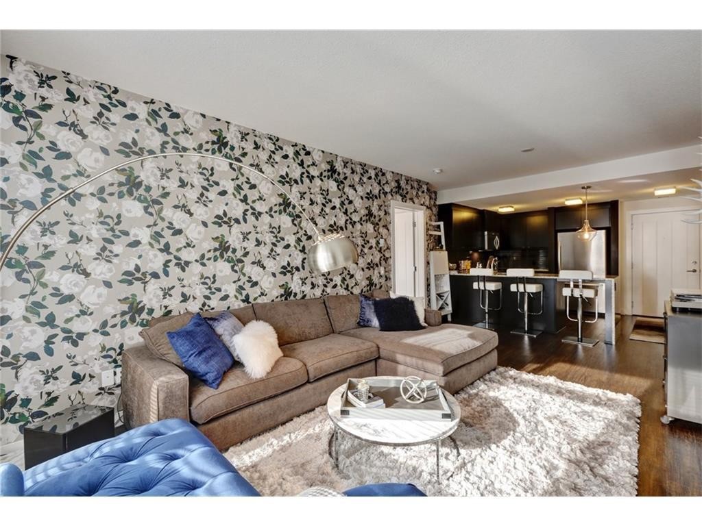 313-25 Aspenmont Heights Sw, Calgary, AB - Indoor Photo Showing Living Room