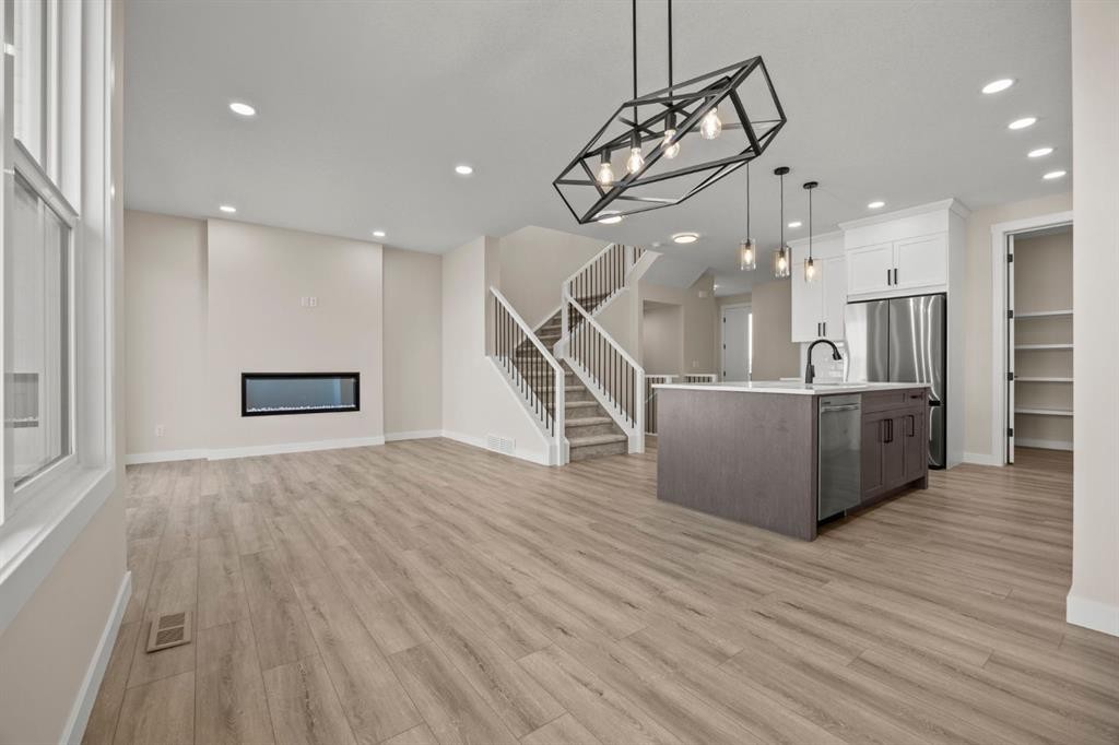 435 Kinniburgh Loop, Chestermere, AB - Indoor Photo Showing Kitchen With Upgraded Kitchen