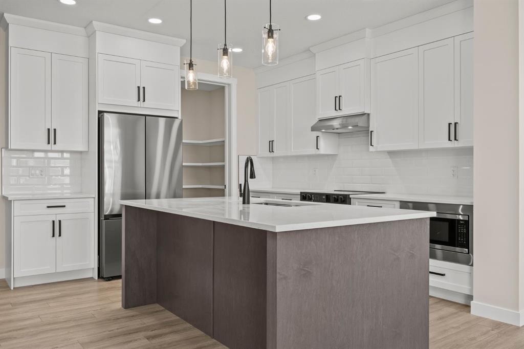 435 Kinniburgh Loop, Chestermere, AB - Indoor Photo Showing Kitchen With Stainless Steel Kitchen With Upgraded Kitchen