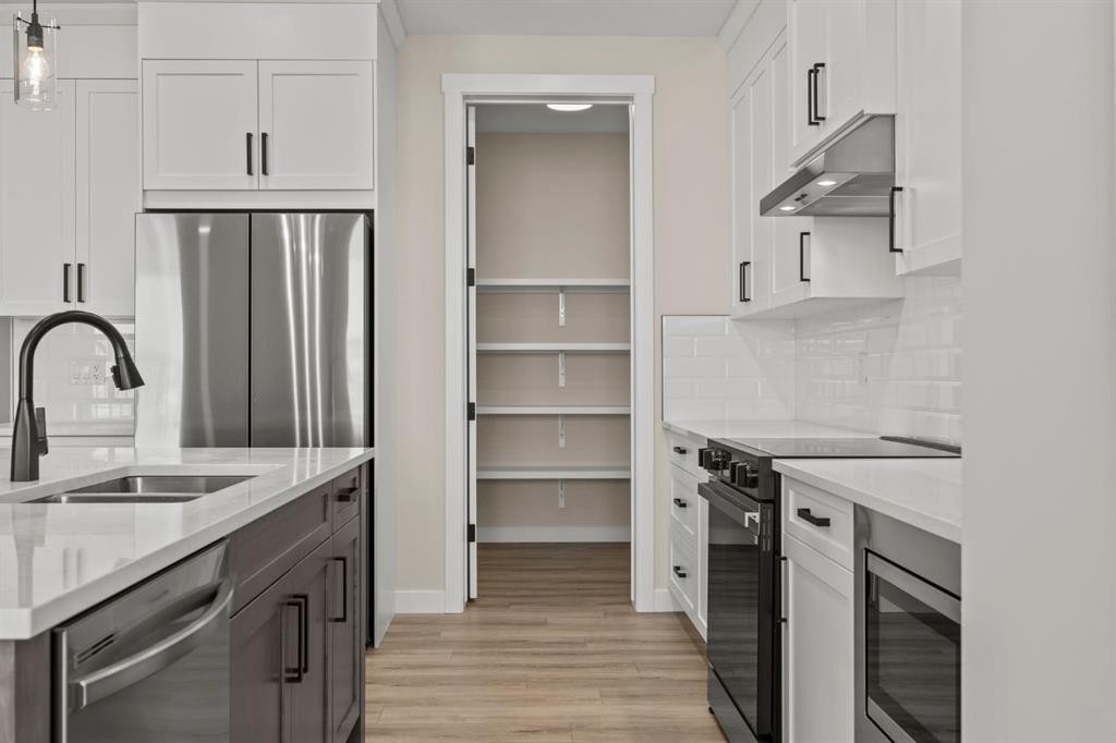 435 Kinniburgh Loop, Chestermere, AB - Indoor Photo Showing Kitchen With Double Sink With Upgraded Kitchen