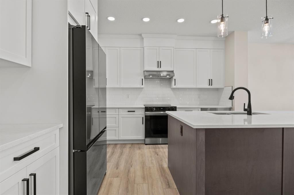 435 Kinniburgh Loop, Chestermere, AB - Indoor Photo Showing Kitchen With Stainless Steel Kitchen With Upgraded Kitchen