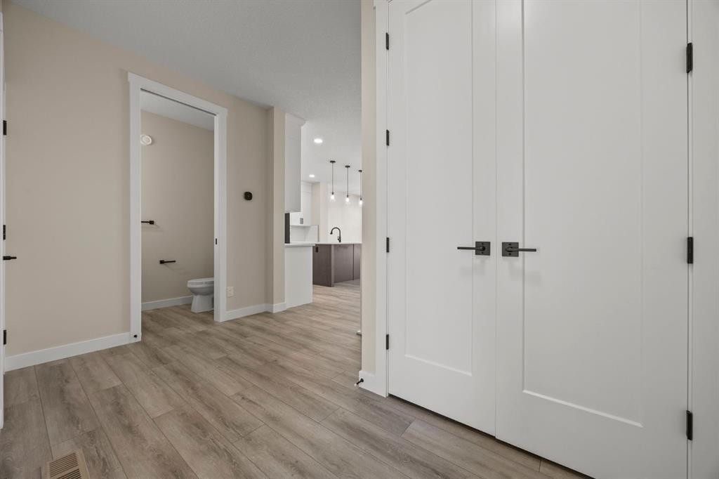435 Kinniburgh Loop, Chestermere, AB - Indoor Photo Showing Other Room