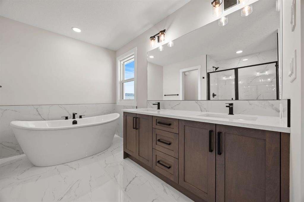435 Kinniburgh Loop, Chestermere, AB - Indoor Photo Showing Bathroom