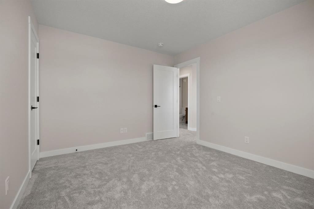 435 Kinniburgh Loop, Chestermere, AB - Indoor Photo Showing Other Room