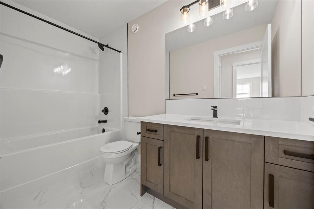 435 Kinniburgh Loop, Chestermere, AB - Indoor Photo Showing Bathroom