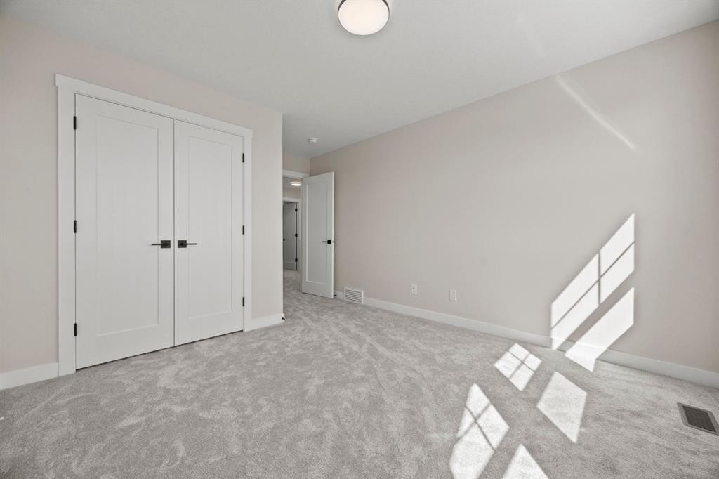 435 Kinniburgh Loop, Chestermere, AB - Indoor Photo Showing Other Room