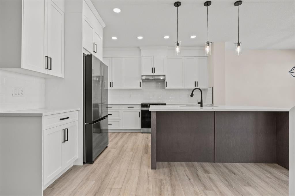 435 Kinniburgh Loop, Chestermere, AB - Indoor Photo Showing Kitchen With Upgraded Kitchen