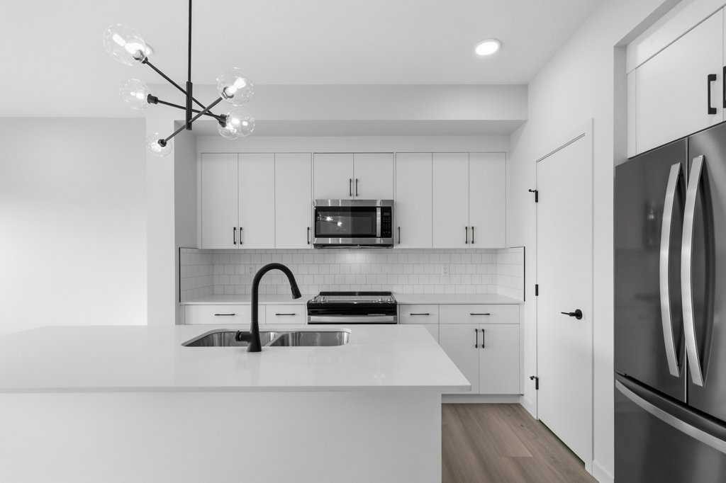 30 Heritage Heath, Cochrane, AB - Indoor Photo Showing Kitchen With Double Sink With Upgraded Kitchen