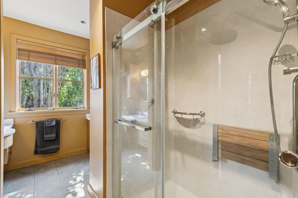 1717 7 Avenue Nw, Calgary, AB