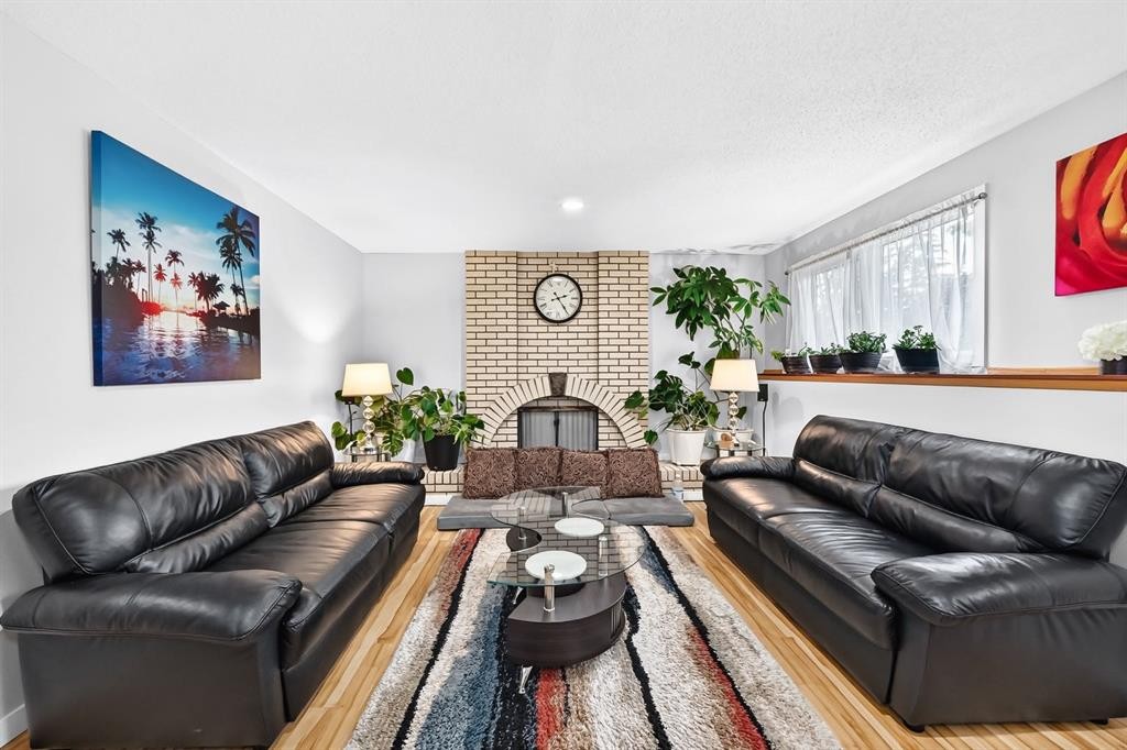 1008 Cantabrian Drive Sw, Calgary, AB - Indoor Photo Showing Living Room