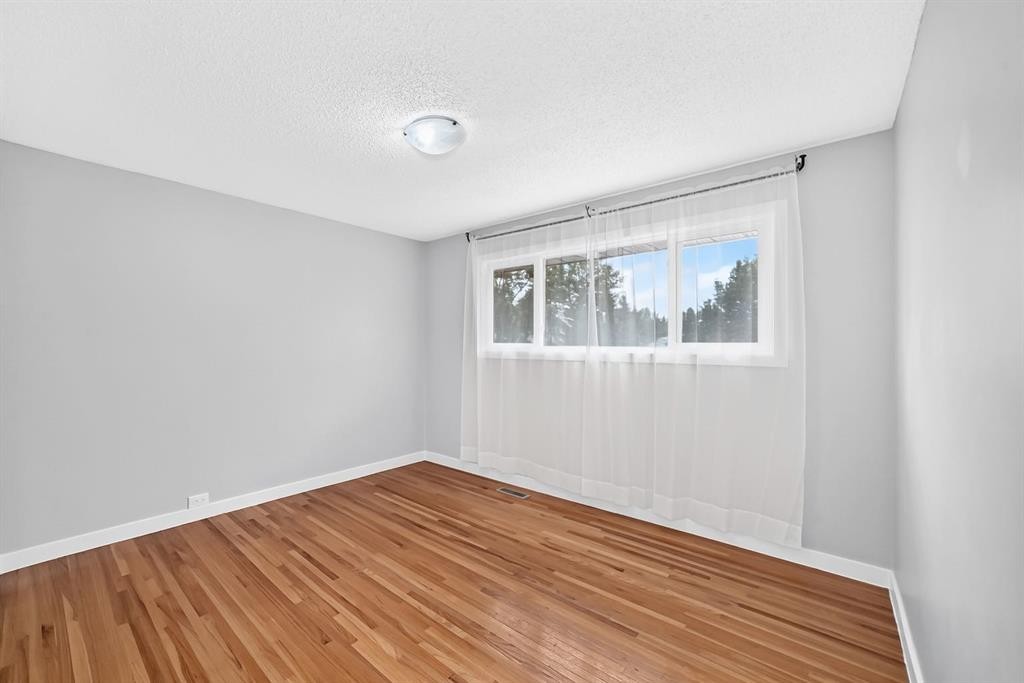 1008 Cantabrian Drive Sw, Calgary, AB - Indoor Photo Showing Other Room