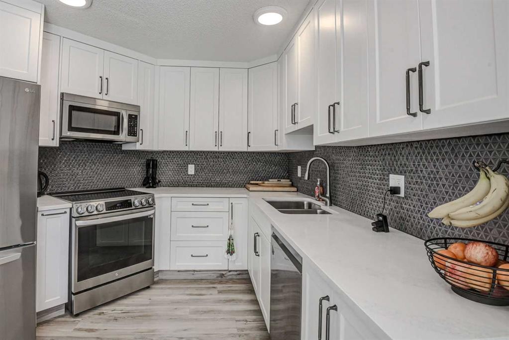 58 Sierra Morena Gardens Sw, Calgary, AB - Indoor Photo Showing Kitchen With Double Sink With Upgraded Kitchen