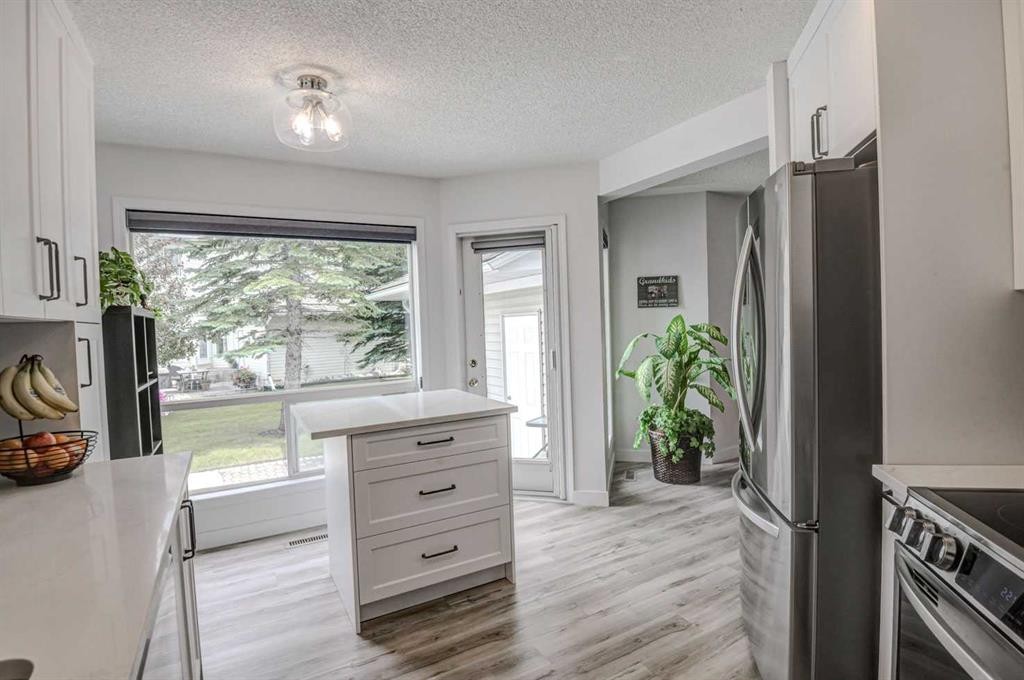 58 Sierra Morena Gardens Sw, Calgary, AB - Indoor Photo Showing Kitchen