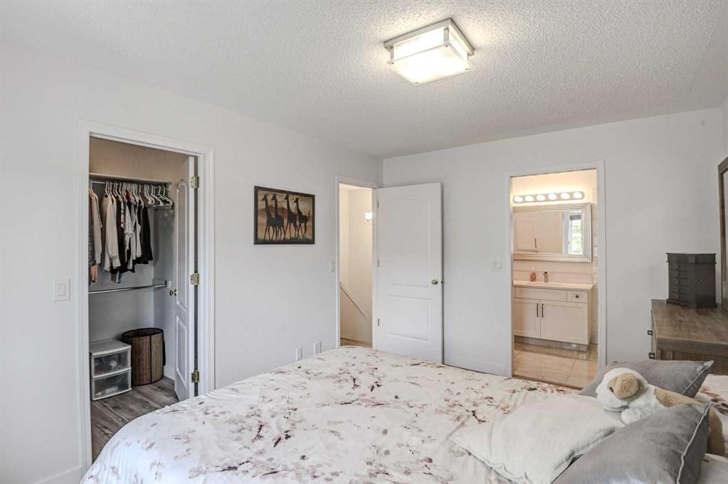 58 Sierra Morena Gardens Sw, Calgary, AB - Indoor Photo Showing Bedroom