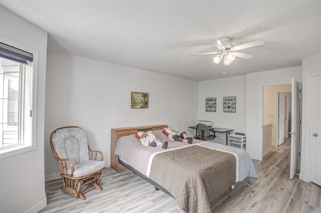 58 Sierra Morena Gardens Sw, Calgary, AB - Indoor Photo Showing Bedroom