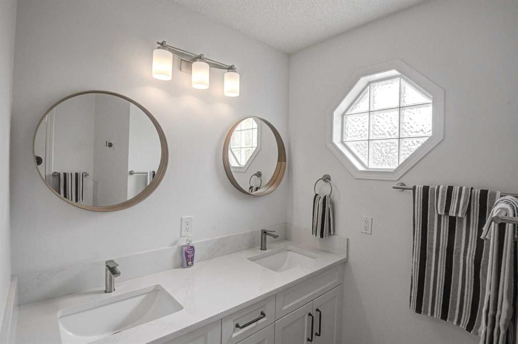 58 Sierra Morena Gardens Sw, Calgary, AB - Indoor Photo Showing Bathroom