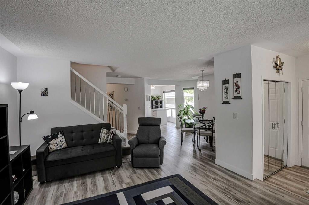 58 Sierra Morena Gardens Sw, Calgary, AB - Indoor Photo Showing Living Room