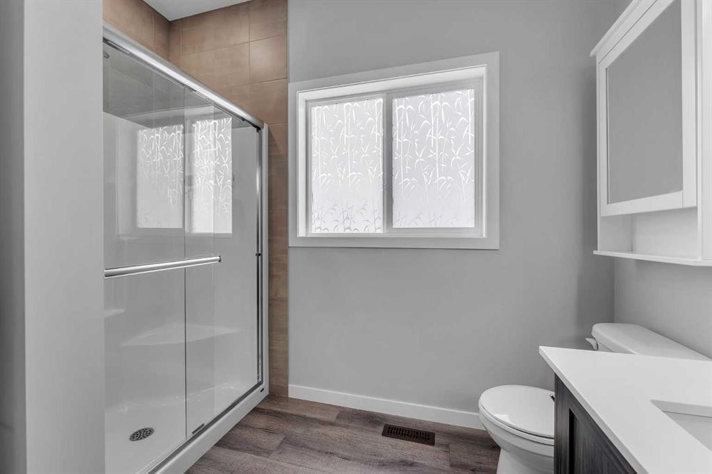 217 Lucas Crescent Nw, Calgary, AB - Indoor Photo Showing Bathroom