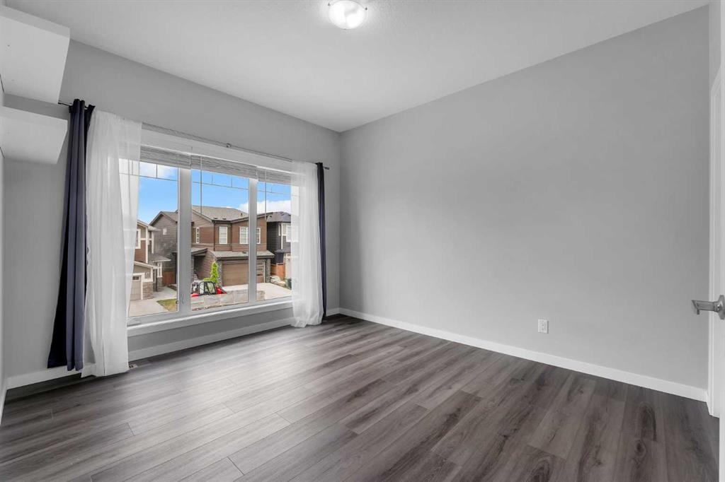 217 Lucas Crescent Nw, Calgary, AB - Indoor Photo Showing Other Room