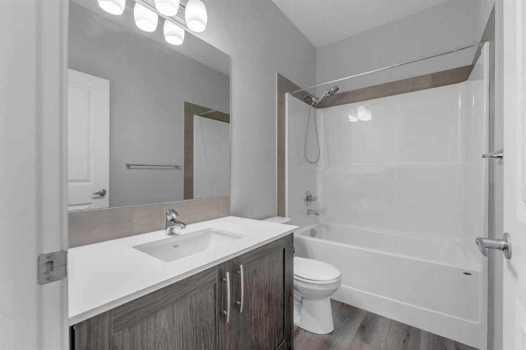 217 Lucas Crescent Nw, Calgary, AB - Indoor Photo Showing Bathroom