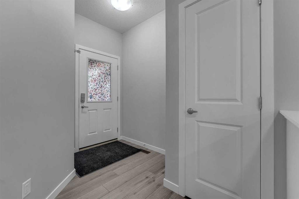 217 Lucas Crescent Nw, Calgary, AB - Indoor Photo Showing Other Room