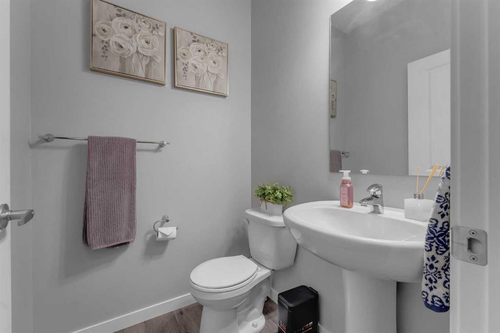 217 Lucas Crescent Nw, Calgary, AB - Indoor Photo Showing Bathroom