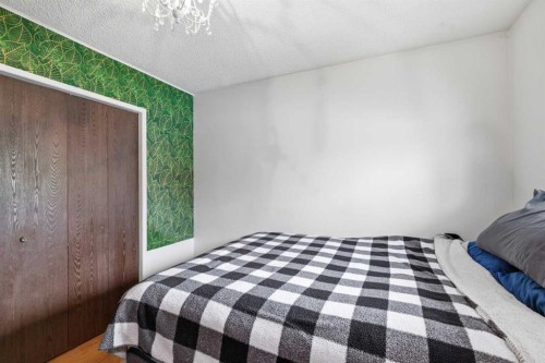 4227 49 Street Ne, Calgary, AB - Indoor Photo Showing Bedroom