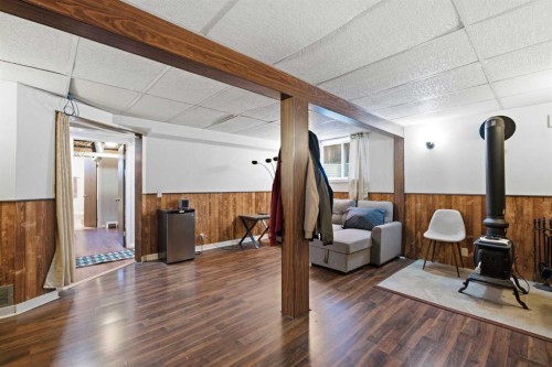 4227 49 Street Ne, Calgary, AB - Indoor Photo Showing Other Room