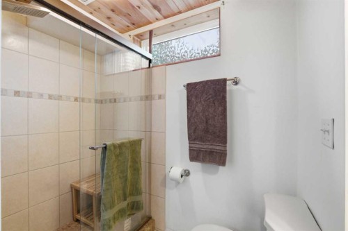 4227 49 Street Ne, Calgary, AB - Indoor Photo Showing Bathroom