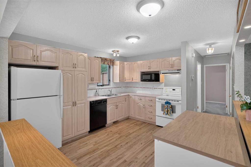 152 Maddock Way Ne, Calgary, AB - Indoor Photo Showing Kitchen