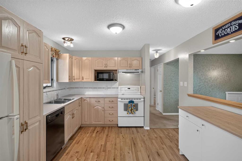 152 Maddock Way Ne, Calgary, AB - Indoor Photo Showing Kitchen With Double Sink