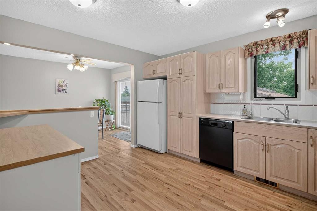 152 Maddock Way Ne, Calgary, AB - Indoor Photo Showing Kitchen With Double Sink