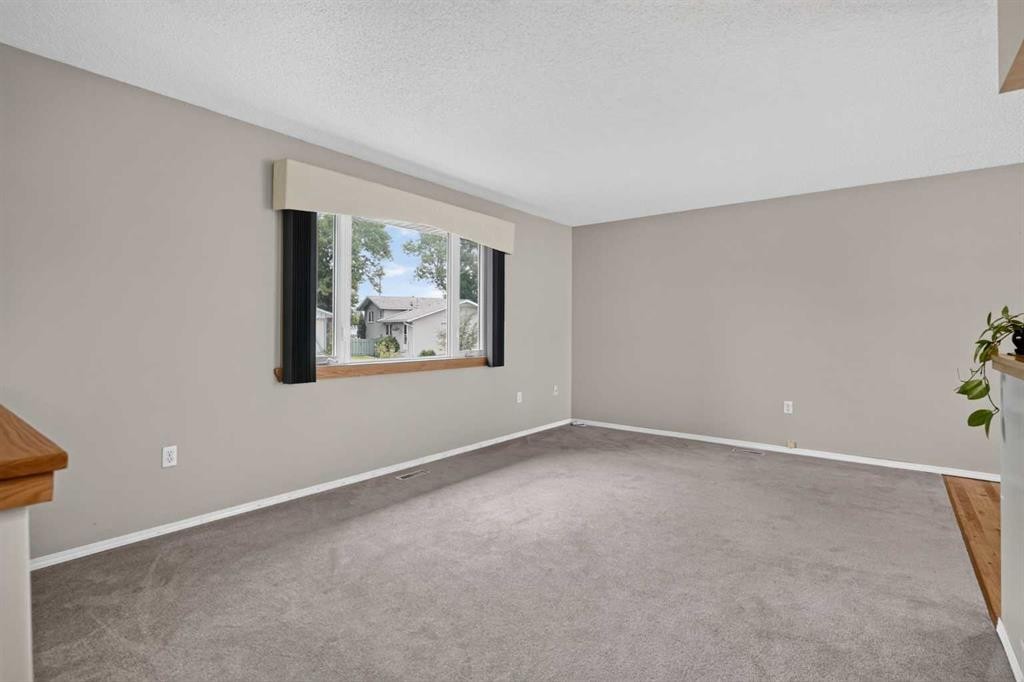 152 Maddock Way Ne, Calgary, AB - Indoor Photo Showing Other Room