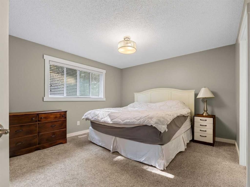 13704 Deer Run Boulevard Se, Calgary, AB - Indoor Photo Showing Bedroom