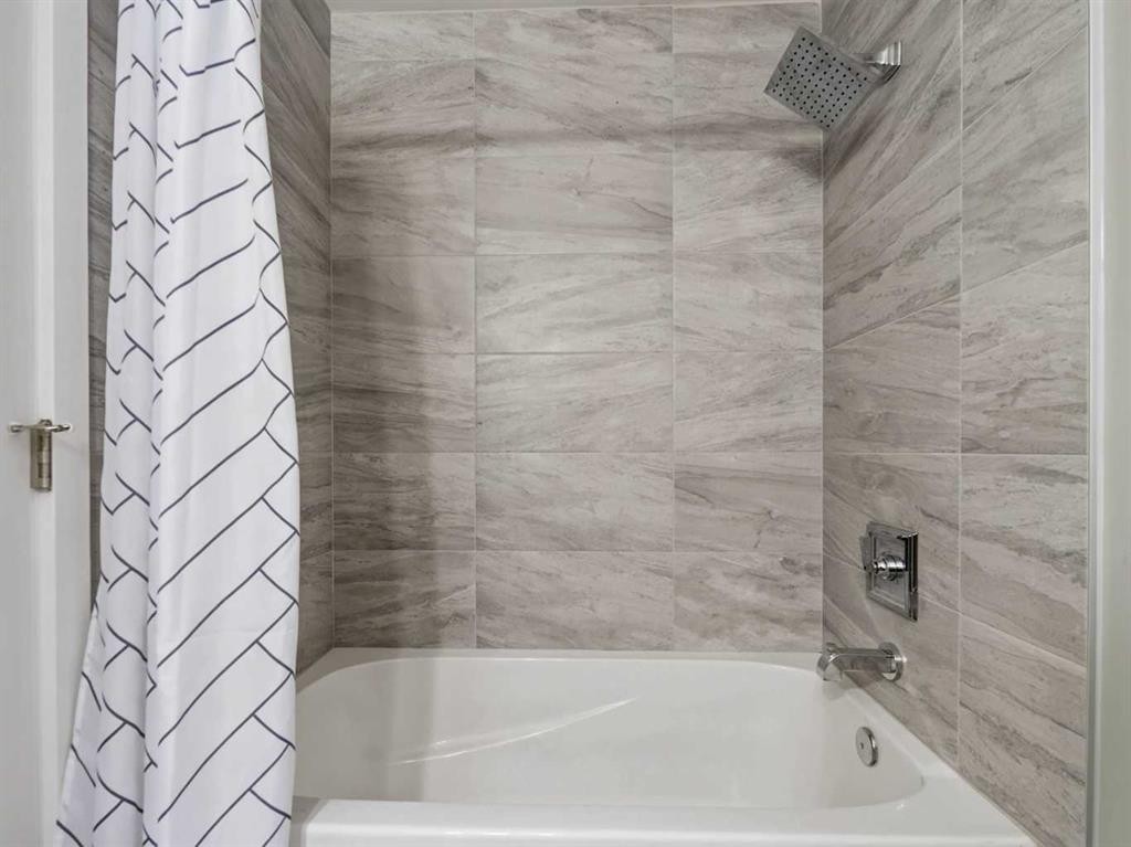 13704 Deer Run Boulevard Se, Calgary, AB - Indoor Photo Showing Bathroom