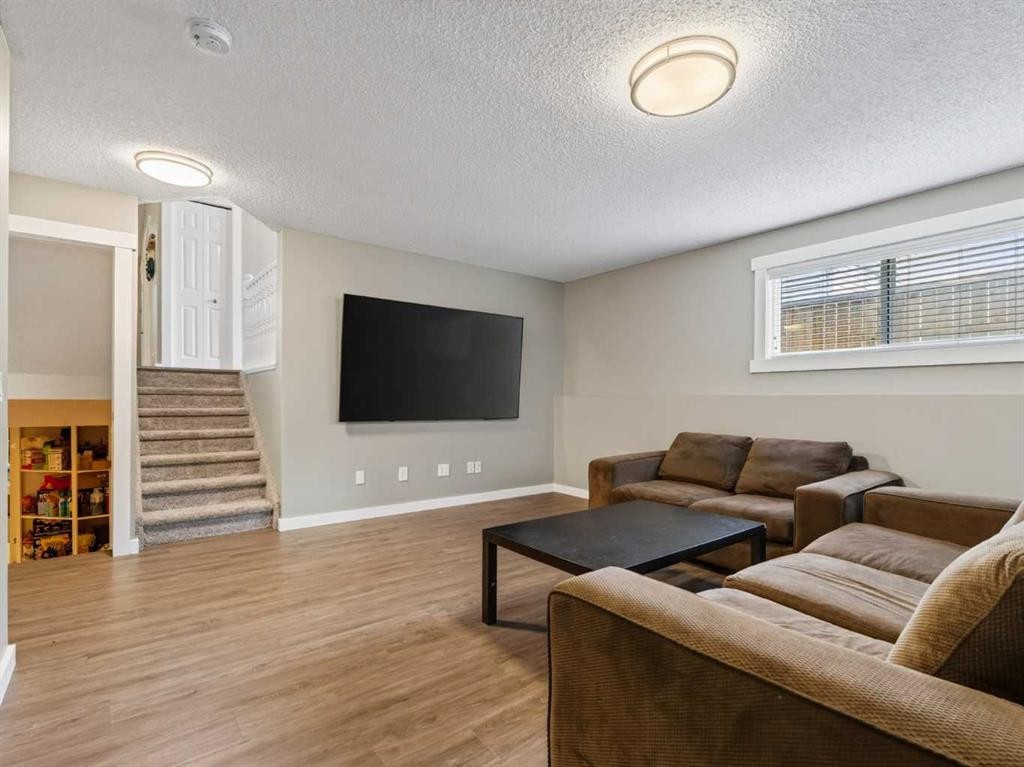 13704 Deer Run Boulevard Se, Calgary, AB - Indoor Photo Showing Living Room