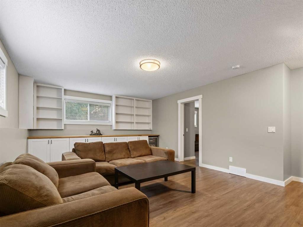 13704 Deer Run Boulevard Se, Calgary, AB - Indoor Photo Showing Living Room
