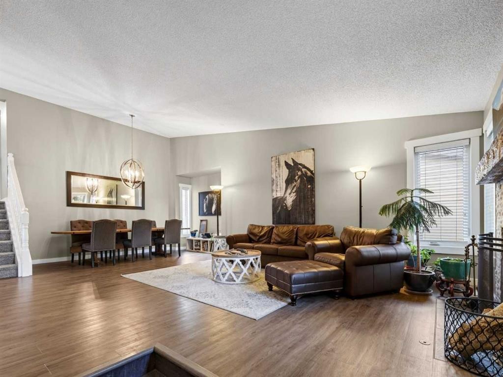 13704 Deer Run Boulevard Se, Calgary, AB - Indoor Photo Showing Living Room