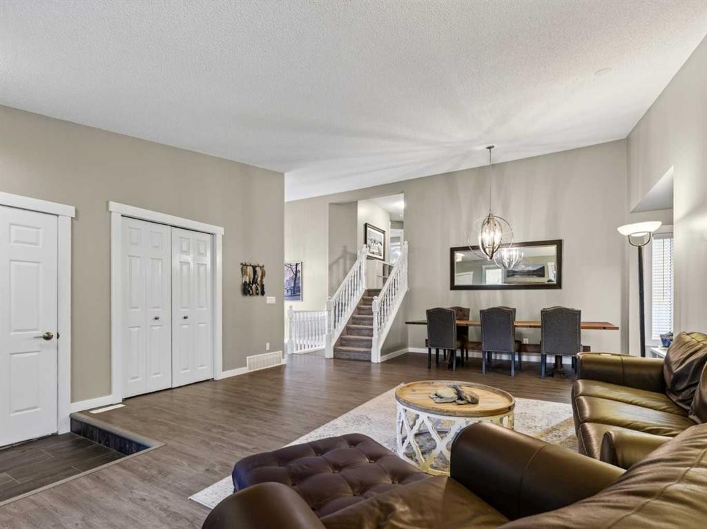 13704 Deer Run Boulevard Se, Calgary, AB - Indoor Photo Showing Living Room