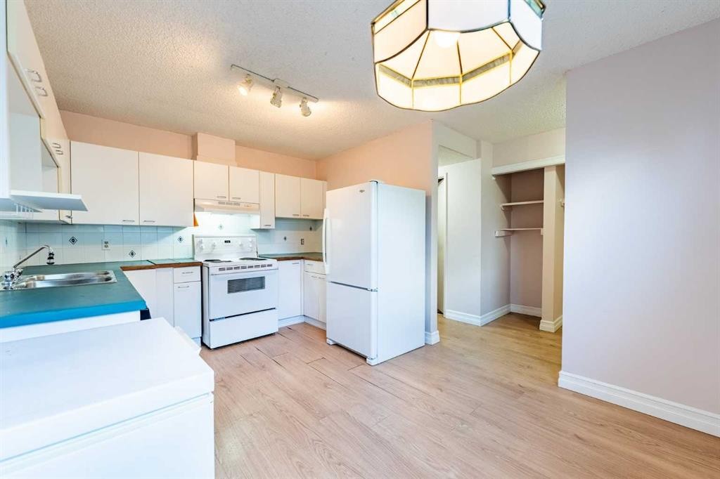 20-6503 Ranchview Drive Nw, Calgary, AB - Indoor Photo Showing Kitchen